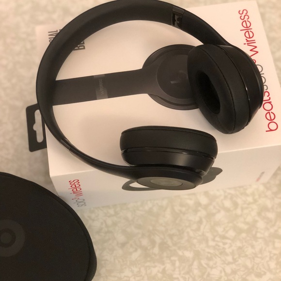 Beats Solo 3 Wireless - Matte Black - Picture 2 of 4